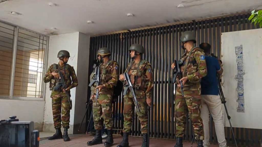 পুরান ঢাকায় হাজি সেলিমের বাড়িতে যৌথ বাহিনীর অভিযান