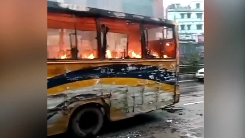 কাফরুলে আলিফ পরিবহনের বাসে অগ্নিসংযোগ