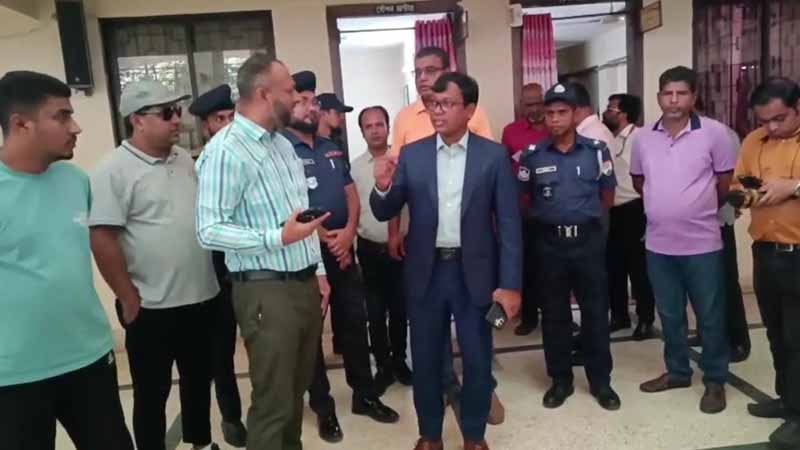 সিলেট রেলস্টেশনে অনলাইন টিকিটিং নিয়ে ক্ষোভ ডিসি সারওয়ারের — কালোবাজারি ঠেকাতে নতুন উদ্যোগের ইঙ্গিত