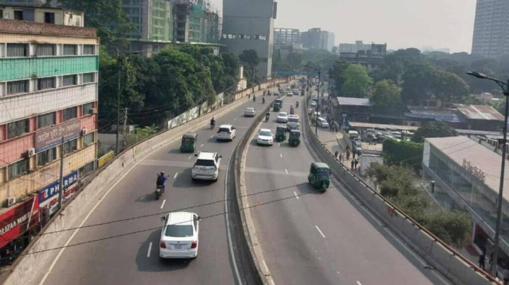 রাজধানীজুড়ে ককটেল বিস্ফোরণ ও আগুন আতঙ্কে নগরবাসী