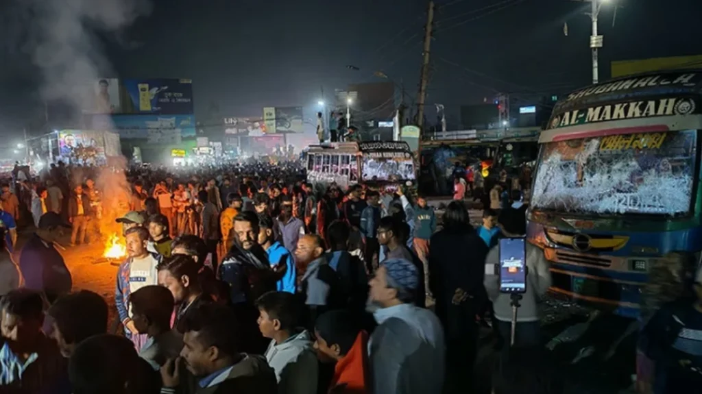 বরিশালে হাফ ভাড়া ইস্যুতে শিক্ষার্থী–শ্রমিক সংঘর্ষে অর্ধশত বাস ভাঙচুর, আহত অন্তত ৬০
