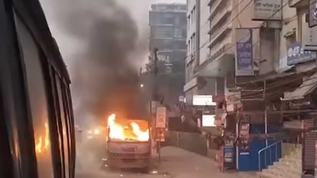 শাহজাদপুর ও মেরুল বাড্ডায় আধাঘণ্টার ব্যবধানে দুই বাসে অগ্নিসংযোগ